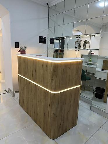 reception masa: Resepsiyon stolu – LED işıqlı, ağ üst səthli və ağ daxili iş — 1