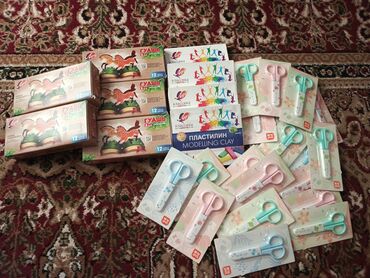 золото украшения: 12 цветов гуашь 150 сом. Пластелин 10 цветов 100 сом. Ножницы детские