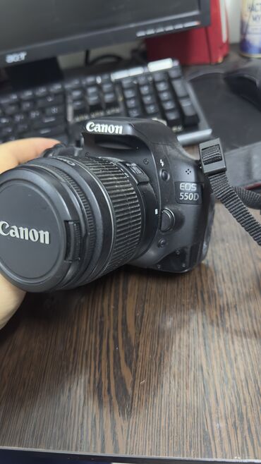 Фотоаппараты: Продаю Canon eos 550d Комплект Тушка батарейка Объектив кит 18-55мм