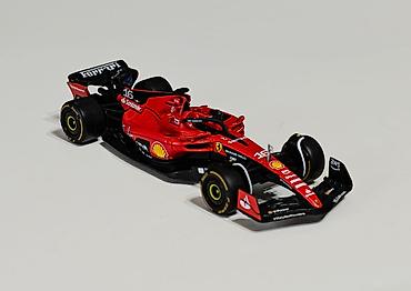 Модели автомобилей: Продаю модели болидов bburago, смотрите на фото, цена за каждый 1150 — 10