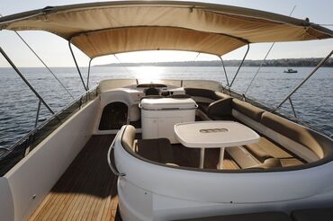 Водный транспорт: Роскошная Белоснежная моторная яхта классического дизайна - воплощение — 12