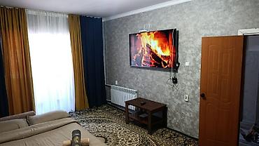 продаю дом в киргизии 1: - Просторная комната с большим диваном и комплектом постельных — 2