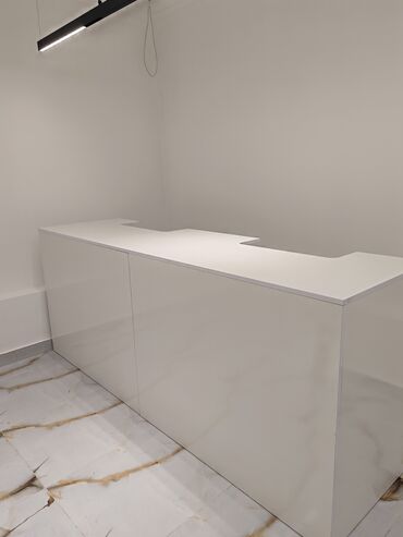 Sifarişlə ofis dolabları: Ağ rəngli resepsiyon/qarşılama masası - Minimalist dizayn, parlaq