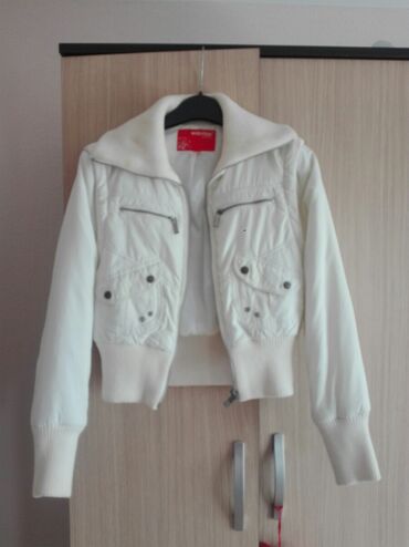 zenska jaknica: Jaknica bela. Mogucnost skidanja rukava. Duzina rukava je 62cm,duzina