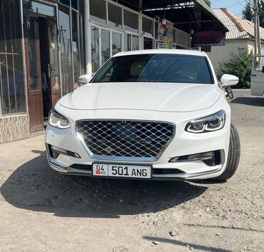 машина дишовый: Белый седан Hyundai Grandeur с элегантным дизайном и выразительной