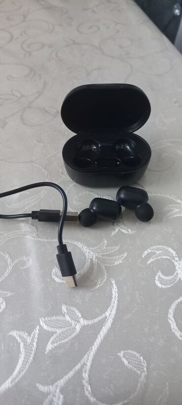 беспроводной наушник: Nauşnik Air Pods yenidi işlənməyib zaryatkasi karobkasi var. Qiymət