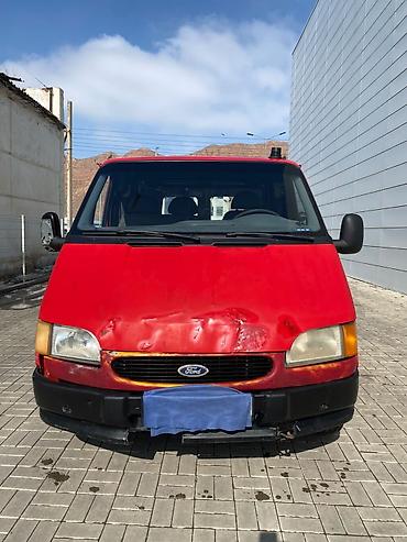 385 55: Ford Transit грузовой фургон, красный. Кузов: - Цельнометаллический — 1