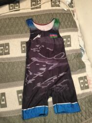 Maskalar, eynəklər: Güləş trikosu.Heç bir cırıq yox.Boy130-150 geyinmək olar.Qiymət22