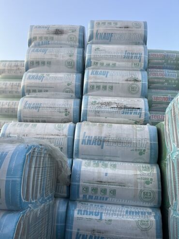 изоляционные материалы: Рулоны теплоизоляции Knauf Insulation в упаковке. Подходит для