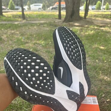 ремонт брендовых очков: Универсальные кроссовки Nike черного цвета с белой подошвой