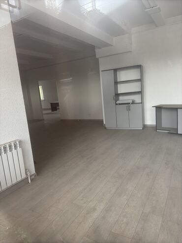 пустое помещение: Сдаю Офис, 300 м², В жилом комплексе, С отдельным сан узлом