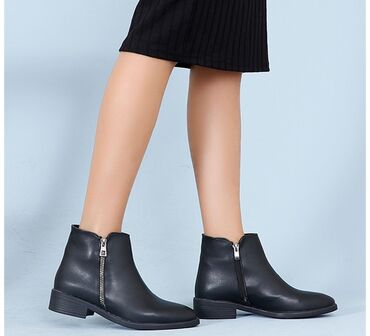 женские замшевые ботильоны: Qadın üçün qara dəri qısa çəkmə - Model: ankle boot (yanı fermuarlı)