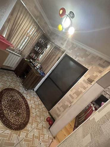 yeni əmlak az: 3 otaqli heyet evi 2 masinliq heyeti var we xsi yasadiqim evdi qosa — 6