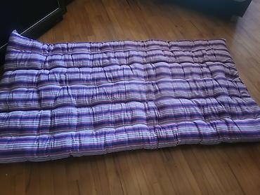 Döşəklər: Zolaqlı yer döşəyi/futon - Rəng: bənövşəyi tonlarında üfüqi zolaqlar — 1