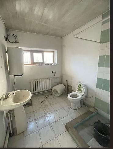 Дома: 🏡 Продаётся 3-комнатный дом в мкр. Достук! 📐 Площадь дома: 72 м² 🌿 — 5