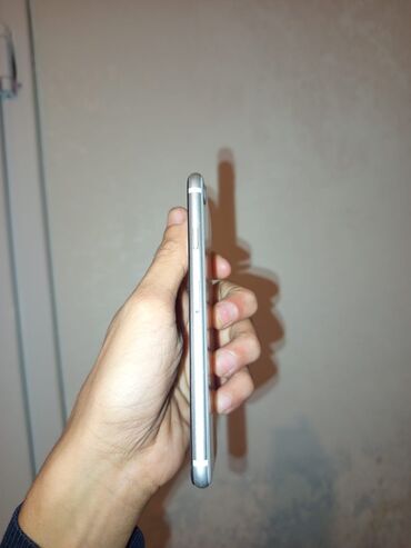 Apple iPhone: IPhone SE 2022, Ağ, Barmaq izi — 3