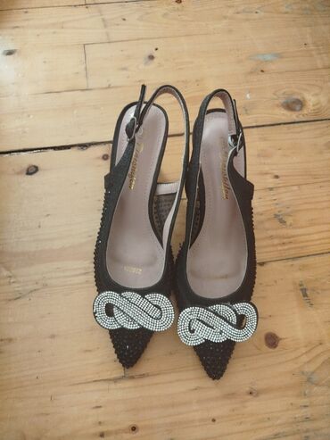 Тарелки: Qadın ayaqqabısı – elegant slingback model - Rəng: qara - Burun