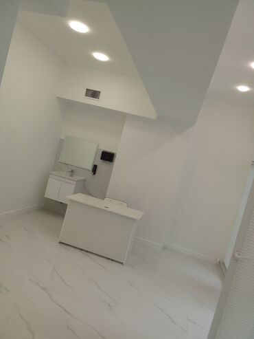 Kommersiya daşınmaz əmlakının satışı: KLİNİKA icarəyə verilir. Otaqların sayı 21 di. SAHƏSİ 430 kV . YENİ — 6