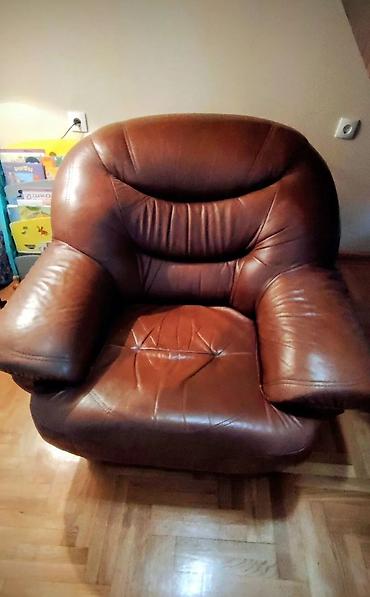 ugaone forma ideale: Fotelja kozna Dalasova (mala ostecenja na naslonu ta ruke) — 1