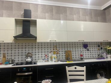 metbex kafeli: Mətbəx mebeli dəsti - Üst şkaflar: parlaq krem rəngli, düz fasadlı