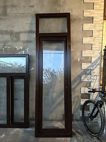 plastik bocka: 2 qapı, 1 pəncərədir. Və rəngi koyu meşə gedir Qapinin ölçüləri — 3