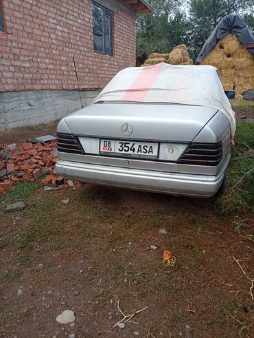 старая машина: Mercedes-Benz W124 седан, серебристый цвет. Ключевые особенности: -
