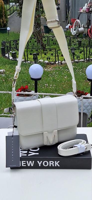 Torbe: Mona torbica A klasa Cena 4200 din Uz torbu dolaze 2 kaisakozni — 6