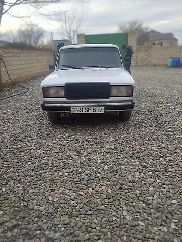 opel astra sukan: VAZ 2107, ağ rəng. Klassik kuzov, kvadrat faralar və xrom-qara ön — 1