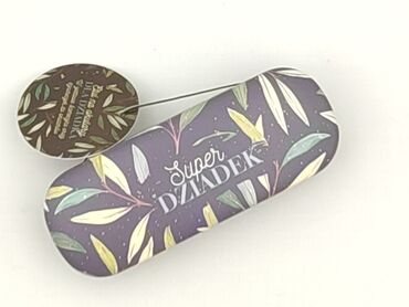 Używane etui na okulary z napisem "Super Dziadek". Etui jest w