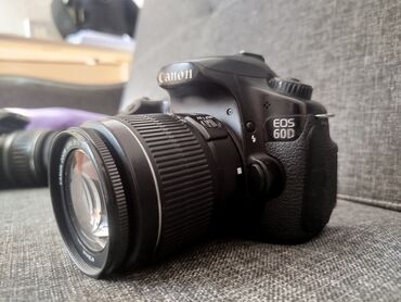 цифровые фотоаппарат: Зеркальный фотоаппарат Canon EOS 60D черного цвета. Оснащен объективом