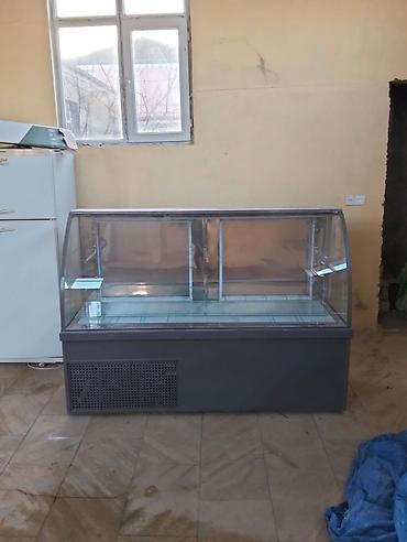 divar rəf: Soyuduculu vitrin – şüşə ön panel və üst hissə, metal korpus — 1