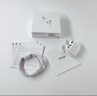 кейсы для наушников: Беспроводные наушники Apple AirPods 3-го поколения в белом цвете. В