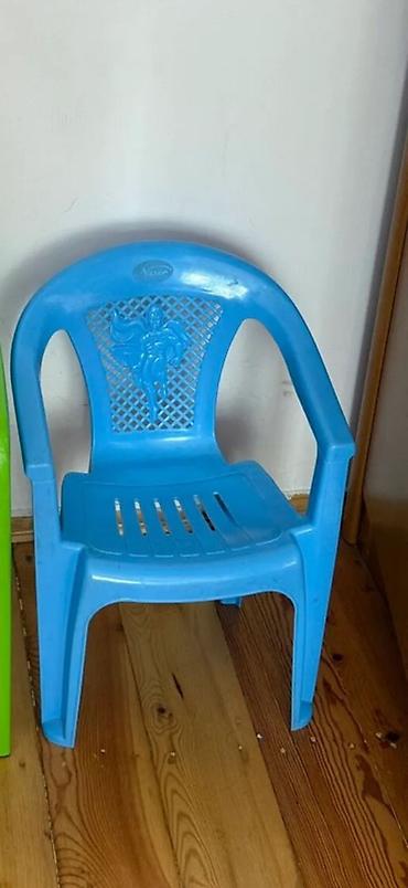 polis oglan sekilleri: Uşaq üçün plastik kreslo - Rəng: mavi - Material: yüngül və möhkəm — 1