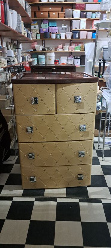 Komodlar: Yeni, Güzgüsüz — 16