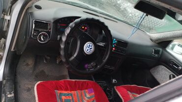 Volkswagen: Volkswagen Bora серебристого цвета, салон с чехлами на сиденьях