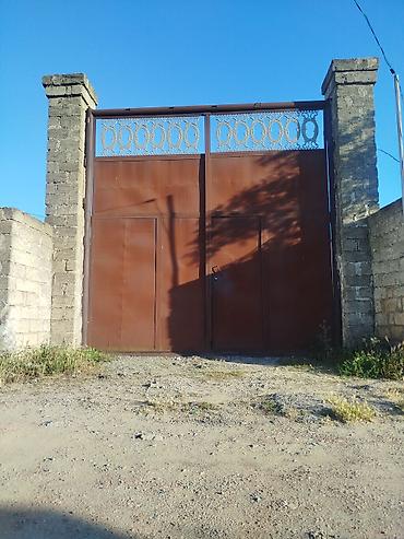 Həyət darvazaları: Dəmir ikiqanadlı darvaza, iki möhkəm beton sütun arasında — 1