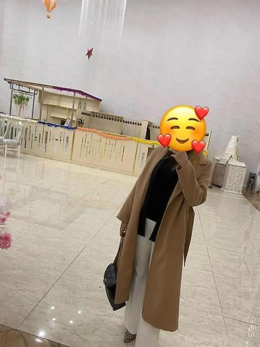 Paltolar: Zövqlü və eleqant uzun qadın palto. Şəkildə görünən model açıq — 1
