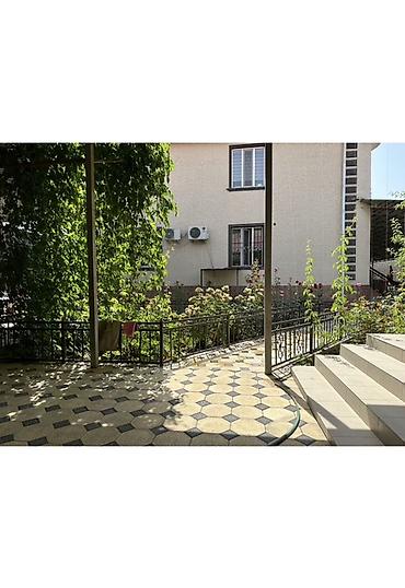 Продажа коттеджей и домов: Продается двухэтажный большой дом с просторной территорией. Адрес — 4