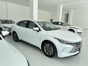 1 4 tsi фольксваген: BYD brendinin ağ rəngli sedan tipli avtomobili. Geniş salonu və rahat