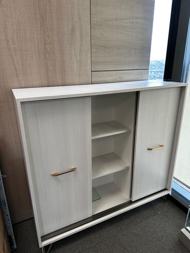 Ofis dəst mebeli: Ofis mebel dəsti Tərkib: - İş masası: L‑şəkilli, geniş iş səthi. Yan — 4