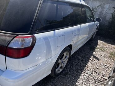 купить запчасти на опель вектра б: Универсал Subaru Legacy белого цвета с рейлингами на крыше и