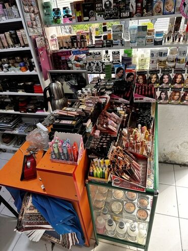 Sifarişlə kosmetika üçün vitrinlər: Hazır biznes ünvan xırdalan köhnə bazar — 3