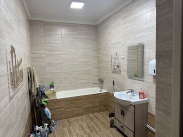 Офисы: Сдаю Офис, 157 м², В жилом комплексе, С видом на горы, С оборудованием, С отдельной кухней — 10