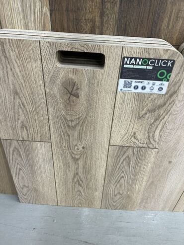 Ламинат: Панели для пола NanoClick с имитацией светлого дерева. Имеют