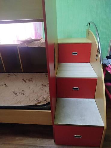 2 этажный крават: Двухъярусная детская кровать, Б/у, ЛДСП, цвет - Красный — 2