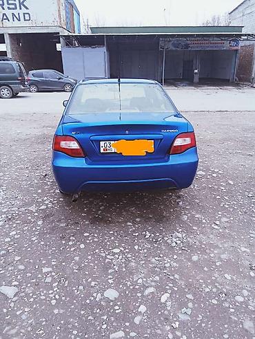 Другие автомобили: Седан синего цвета, 4 двери. Атмосферный бензиновый двигатель — 8