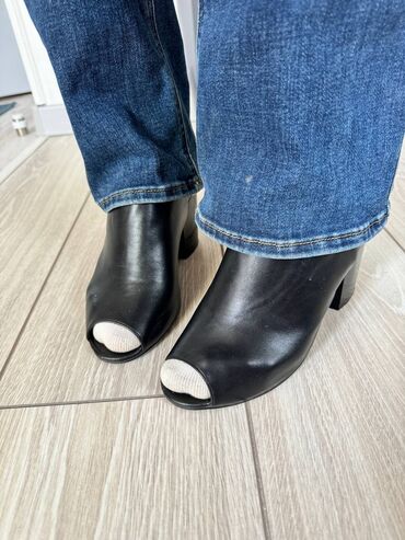 джинсы с подтяжками: Туфли 37, цвет - Черный