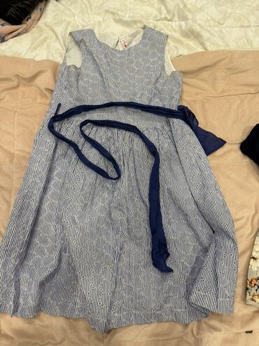 Dəstlər, kostyumlar: Qadın geyim dəsti – 4 fərqli don 1) Pudra rəngli, incə çiçək naxışlı — 3