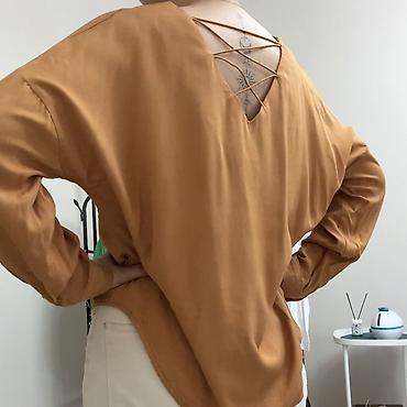 Блузки: - Универсальная база: сочетается с лонгсливами, свитерами и рубашками — 15