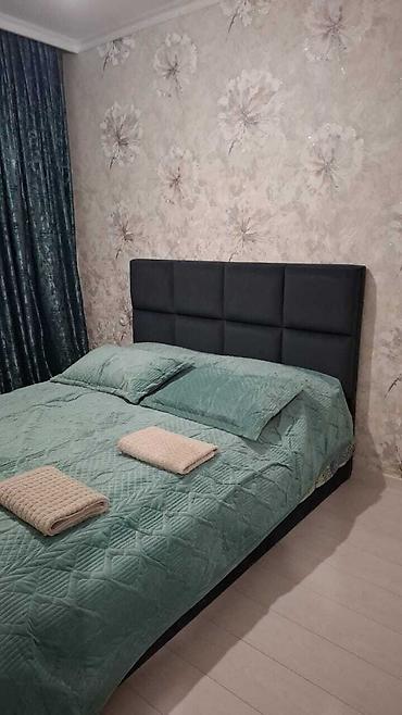 Двуспальные кровати: Кровать с мягким изголовьем, обтянутым тканью, состоящим из отдельных — 3